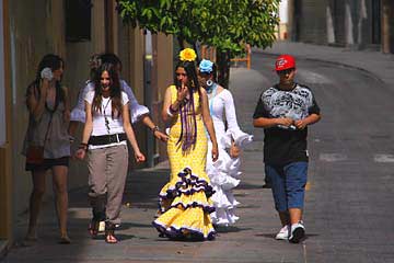 Festliche Kleidung in den Straßen von Cordóba in Andalusien