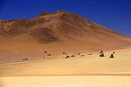 Die Farbenspiele der coloured mountains in den bolivianischen Anden