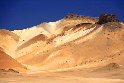 Die Farbenspiele der coloured mountains in den bolivianischen Anden