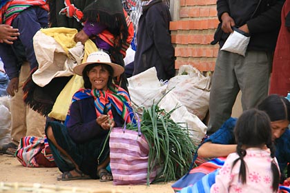 Eine Verkäuferin auf dem Markt von Tarabuco