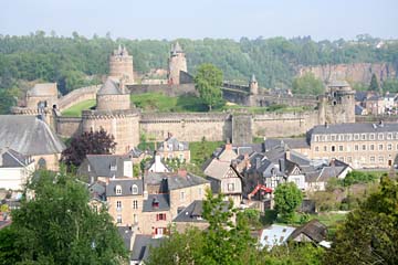 Blick auf die mächtige Burganlage Fougeres