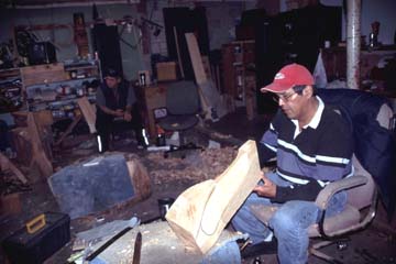 Ein Schnitzer bearbeitet Holz in der Alert Bay