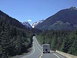 mit dem Wohnmobil durch die weite Landschaft von Westkanada