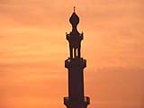 Ein Minarett einer Moschee beim Sonnenaufgang in VAE