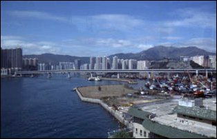 Die Zufahrt von Flughafen Hong Kong nach Kowloon