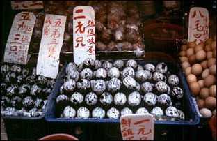 100 jähringe Eier auf dem Markt in Hong Kong, China