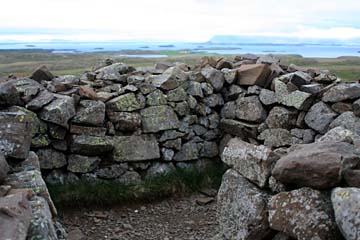 Ruinenreste eines alten Klosters auf dem Berg Helgafell, Westisland