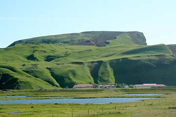 grüne Felslandschaft bei Vik i Myrdal, Südisland