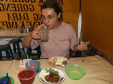 das Essen im Warung ist billig und meistens gut, Surabaya, Java