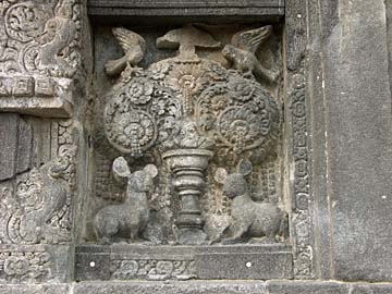 die markanten Reliefs am Prambanan Tempel nähe Yogyakarta, Java