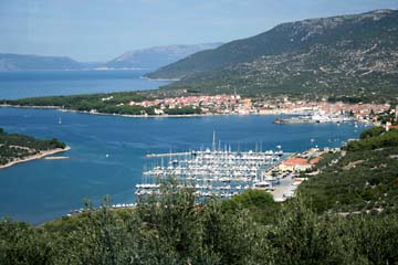 Blick auf Stadt Cres mit Jachthafen, Insel Cres, Kroatien