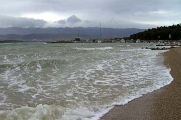 Soline, die Bora bläst am Badestrand