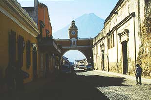 Blick auf die Straßen von Antigua Guatemala mit Vulkan im Hintergrund