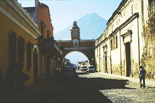 Blick auf die Straßen von Antigua Guatemala mit Vulkan im Hintergrund