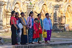 Familienfoto am Okkaung Kloster in Ava in Myanmar