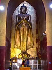 Einer der der  Buddhas im Zentrum des Ananda-Tempels in Bagan