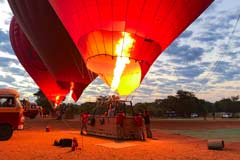 Ein Ballon wird mit Heissluft gefüllt, um über die Tempelanlage von Bagan zu fahren