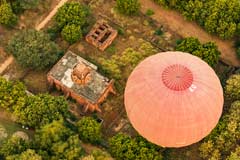 Eine Pagode und ein Ballon in Bagan gesehen von oben