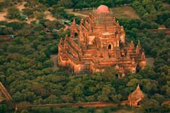 Eine große Pagodenanlage in Bagan gesehen vom Ballon aus