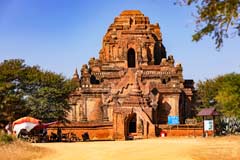 Eine beeindruckende alte Pagode in der Tempelanlage von Bagan in Myanmar