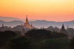 Sonnenuntergang in der Weltkulturerbestätte von Bagan in Myanmar