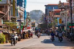 Eine Ortsdurchfahrt einer Stadt in der Nähe von Bago in Myanmar