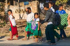 Freundliche Kinder winken uns in den Strassen von Myanmar zu