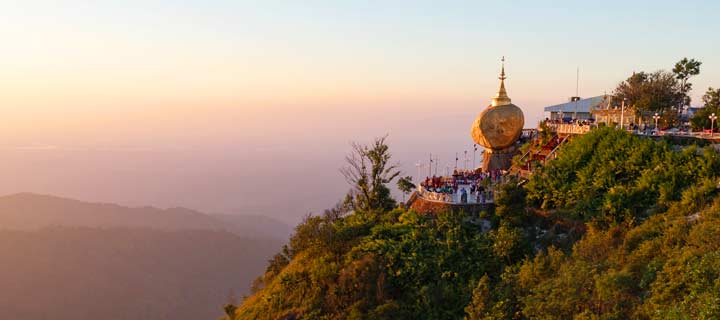 Panorama an der Kyaikhtiyo-Pagode mit dem Golden Rock in Myanmar