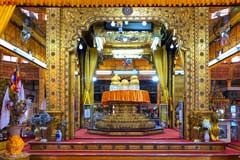 Die goldenen Heiligtümer in der Phaung Daw U Pagode am Inle-See in Myanmar