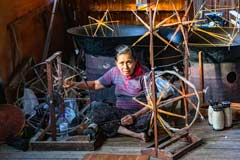 Eine alte Frau mit einer Spindel am Inle-See in Myanmarr