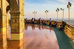 Die Promenade um die Sutaungpyei-Pagode am Mandalay Hill in Myanmar