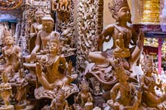 Buddhistische Holzfiguren in einem Pagoden-Shop in Mandalay