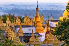 Vergoldete Stupas und Pagoden am Mandalay Hill in Myanmar