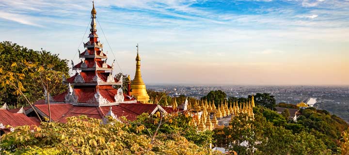 Panorama der Pagoden am Mandalay Hill über der Stadt Mandalay