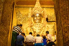 Der goldene sitzende Buddha in der Mahamuni-Pagode in Mandalay