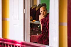 Ein Mönch bei der Mönchspeisung in Mandalay