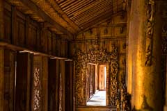 Die Schnitzereiarbeiten im Inneren des Shwenandaw Kloster in Mandalay