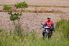 Auf dem Land wird mit dem Motorrad auch über Land gefahren