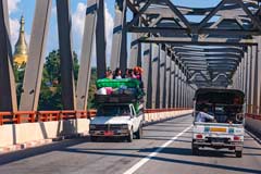 Die landestypische Auslastung von Fahrzeugen in Myanmar