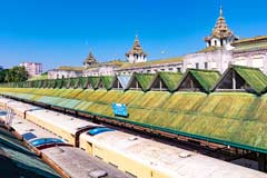 Das koloniale Bahnhofsgebäude von Yangon