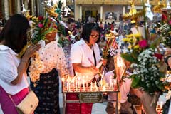 Gläubige in der Shwedagon Pagode zünden Kerzen an