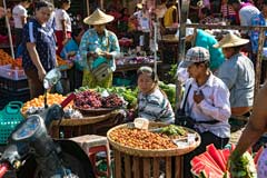 Verkaufsstände auf dem lokalen Markt von Htauk Kyant