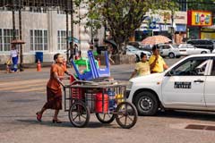 Pragmatisches Treiben auf den Straßen von Yangon