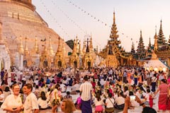 Massen von Gläubigen und Besuchern an der Shwedagon Pagode in der Metropole Yangon