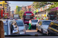 Zum Feierabend herrscht auch auf den Straßen von Yangon Staugefahr