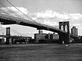 die Brooklyn Bridge verbindet Manhattan mit Brooklyn im Herzen von New York, USA