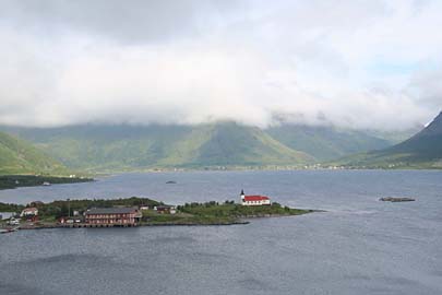 Sildpollneskirche im Austnesfjord, Lofoten, Norwegen