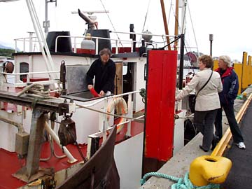 Fischerboot im Hafen von Kabelvag, Lofoten, Norwegen