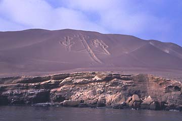 das Sandbild El Candelabro im Sand der Halbinsel Paracas, Peru