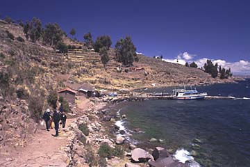 die Insel Taquile auf dem Titikaka-See ist von Puno in 2 Stunden mit dem Boot zu erreichen, Peru